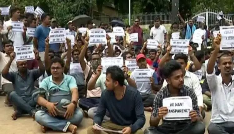 ପୁନଃ ପରୀକ୍ଷା ଦାବୀ କରି ଓଏସଏସଏସସି ଅଫିସ ଘେରିଲେ ପରୀକ୍ଷାର୍ଥୀ.