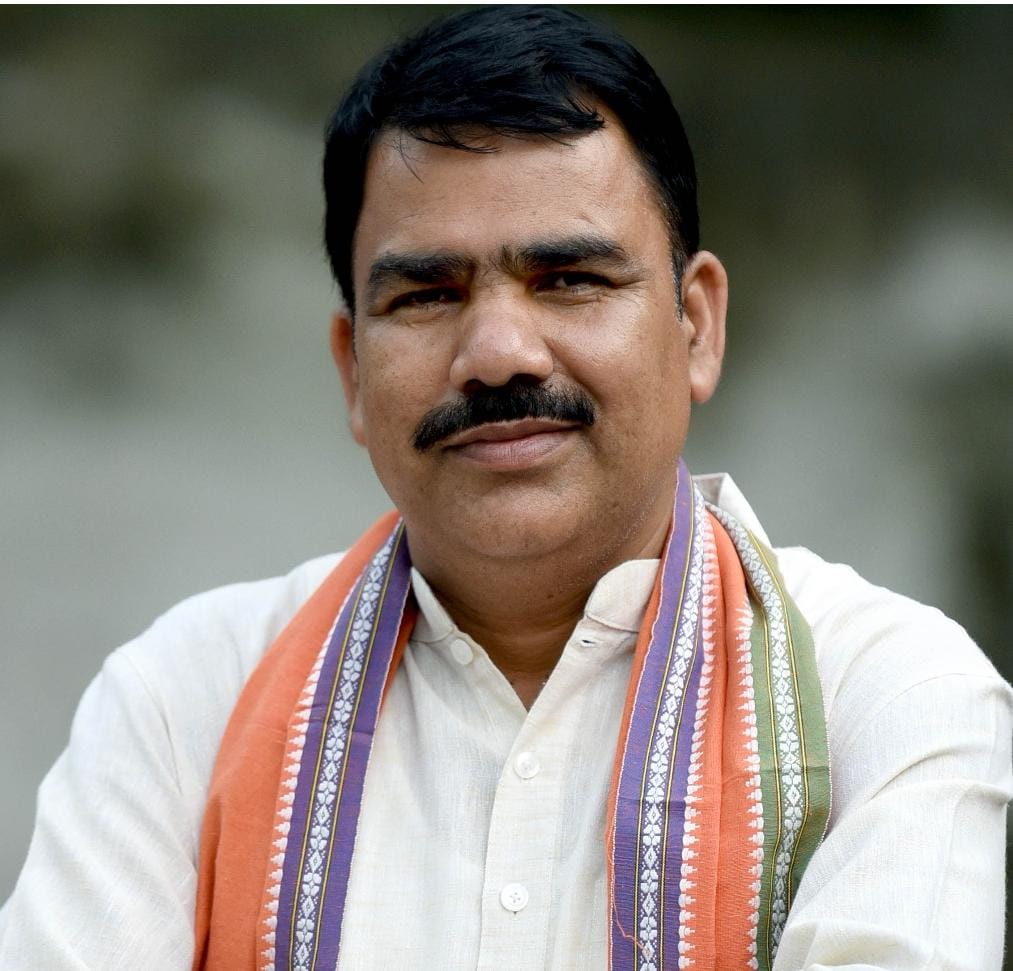 ବାତ୍ୟା ପାଇଁ ସ୍କୁଲ ଛୁଟି ଘୋଷଣା : ଜିଲ୍ଲାପାଳଙ୍କୁ କ୍ଷମତା ଦେଇଛନ୍ତି ସରକାର..