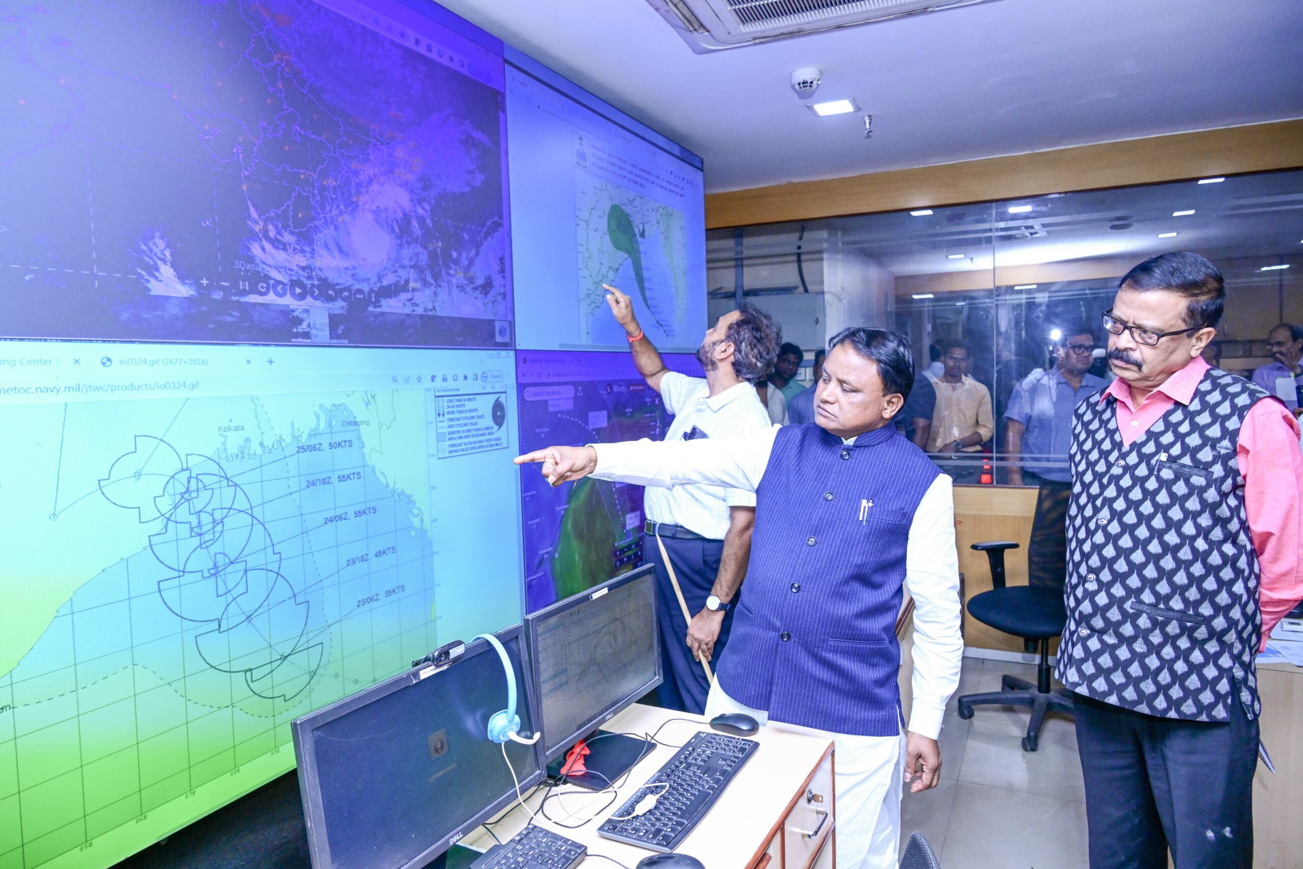 ବାତ୍ୟା ମୁକାବିଲା ନେଇ ଚାଲିଛି ପ୍ରସ୍ତୁତି: ଆଜି ଭୀଷଣ ବାତ୍ୟା ରୂପ ନେବ।