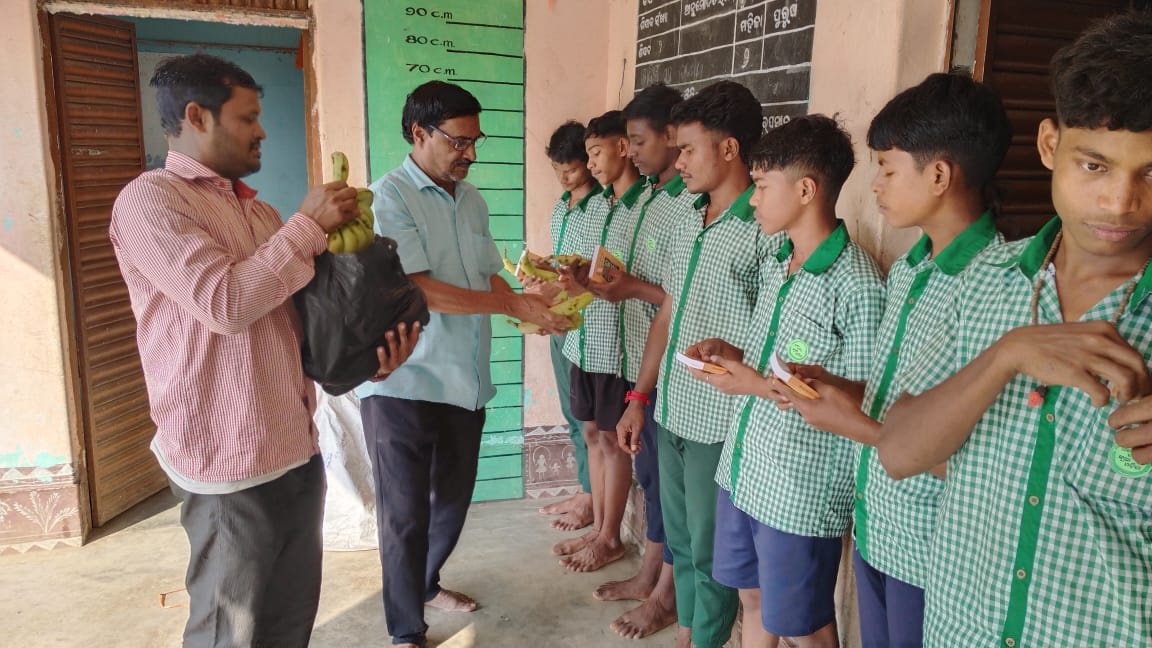 ଗୀତା ବହି ସହ ଫଳ ବାଣ୍ଟି ଆଧ୍ୟାତ୍ମିକ ଭାବ ସୃଷ୍ଟି କଲେ ଶିକ୍ଷକ.ସିମାଞ୍ଚଳ ପାଣି