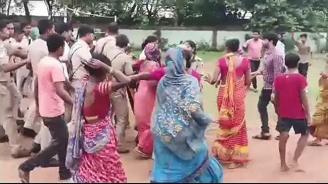 ପୋଲିସ ଉପସ୍ଥିତିରେ ତହସିଲଦାରଙ୍କୁ ମାଡ଼