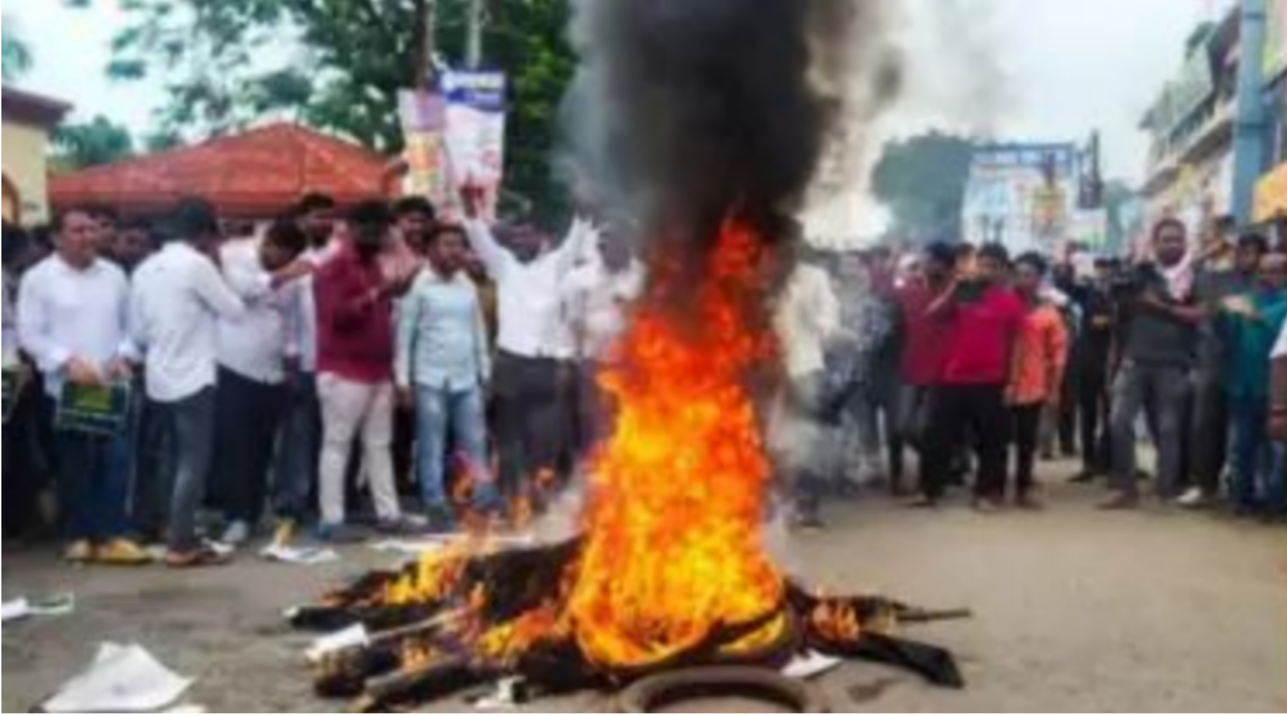 କଲେଜ ଆଗରେ ବିଜେଡିର ବିକ୍ଷୋଭ, ଜୋର ଧରିଲା ଇସ୍ତଫା ଦାବି