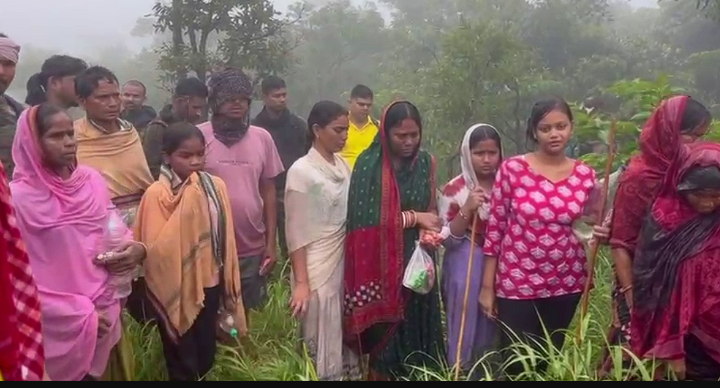 ୧୬ ଘଣ୍ଟା ପରେ ଉଦ୍ଧାର ହେଲେ ଗନ୍ଧମାର୍ଦ୍ଦନ ପାହାଡ଼ରେ ଫସିଥିବା ୧୭ ପର୍ଯ୍ୟଟକ