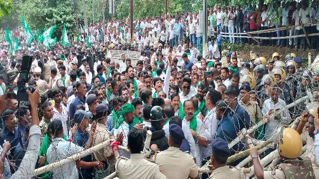 ଏଫଏମ୍ କଲେଜ ଛାତ୍ରୀଙ୍କୁ ନ୍ୟାୟ ଦାବିରେ ପ୍ରତିବାଦ; କେନ୍ଦ୍ରାଞ୍ଚଳ ଆରଡିସି କାର୍ଯ୍ୟାଳୟ ସାମ୍ନାରେ ବିଜେଡିର ବିକ୍ଷୋଭ