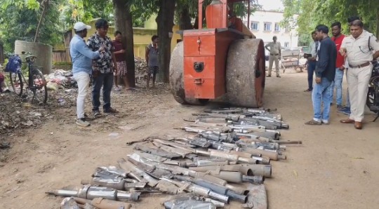 ମୋଡ଼ିଫାଏଡ ସାଇଲେନ୍ସର ଲଗାଇ କରୁଥିଲେ ବିକଟାଳ ଶବ୍ଦ, ୨୫୦ରୁ ଅଧିକ ସାଇଲେନ୍ସର ଉପରେ ଚଢ଼ିଲା ରୋଲର