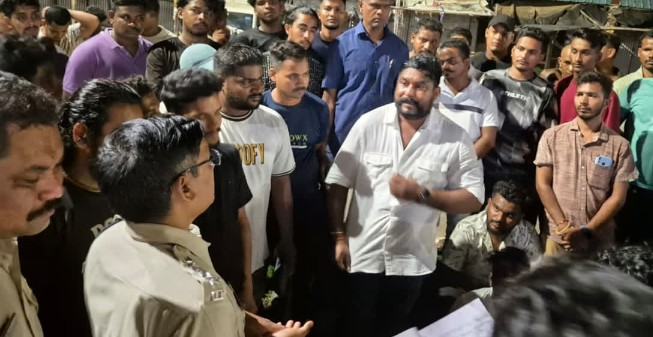 ବ୍ରହ୍ମପୁର ବିଶ୍ଵବିଦ୍ୟାଳୟରେ ଦୁଇ ଛାତ୍ର ଗୋଷ୍ଠୀ ମୁହାଁମୁହିଁ; ଥାନା ଆଗରେ ରାତିସାରା ଧାରଣାରେ ବସିଲେ ବିଧାୟକ