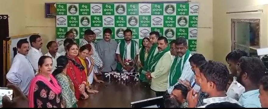 ଗଞ୍ଜାମ ବିଜେଡି କାର୍ଯ୍ୟାଳୟ ଠାରେ ନୂତନ କର୍ମକର୍ତାଙ୍କୁ ସମ୍ବର୍ଦ୍ଧନା