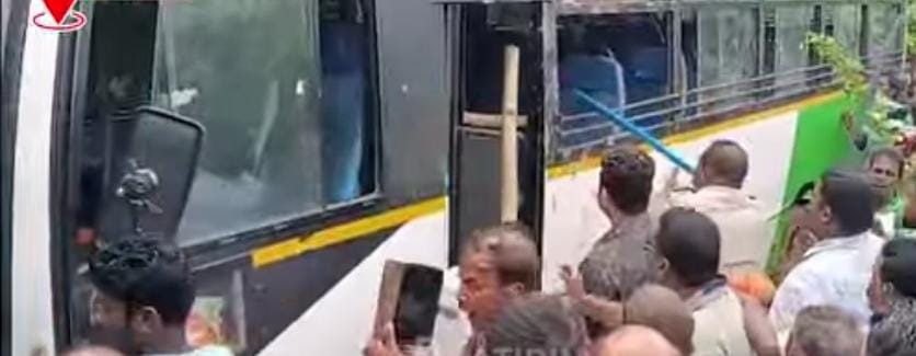 ସରକାରୀ ବସରେ ପଶି ୭ ଯାତ୍ରୀଙ୍କୁ ହାଣିଲା ଯୁବକ