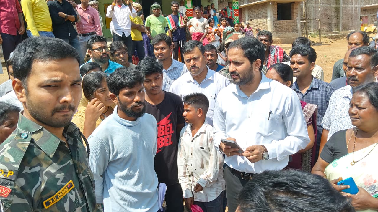 “ଦୁଆରେ ପ୍ରଶାସନ” କାର୍ଯ୍ୟକ୍ରମର ଶୁଭାରମ୍ଭ କଲେ ରାୟଗଡା ଜିଲ୍ଲାପାଳ