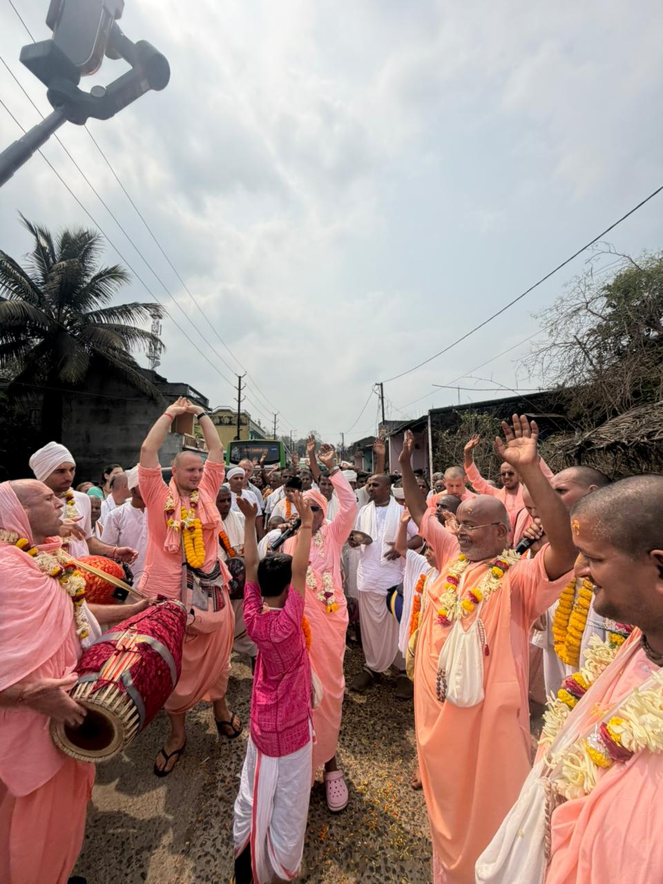 ଅଙ୍ଗାରଗାଁ ଗୌଡିୟ ବେଦାନ୍ତ ବିଦ୍ୟାଳୟକୁ ଆନ୍ତର୍ଜାତୀୟ ଭକ୍ତମାନଙ୍କ ଆଗମନ ।