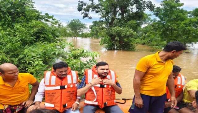 ଲାଇଫ ଜ୍ୟାକେଟ୍ ପିନ୍ଧି ୧୫ ବନ୍ୟା ବିପନ୍ନଙ୍କୁ ଉଦ୍ଧାର କଲେ ଜିଲ୍ଲାପାଳ