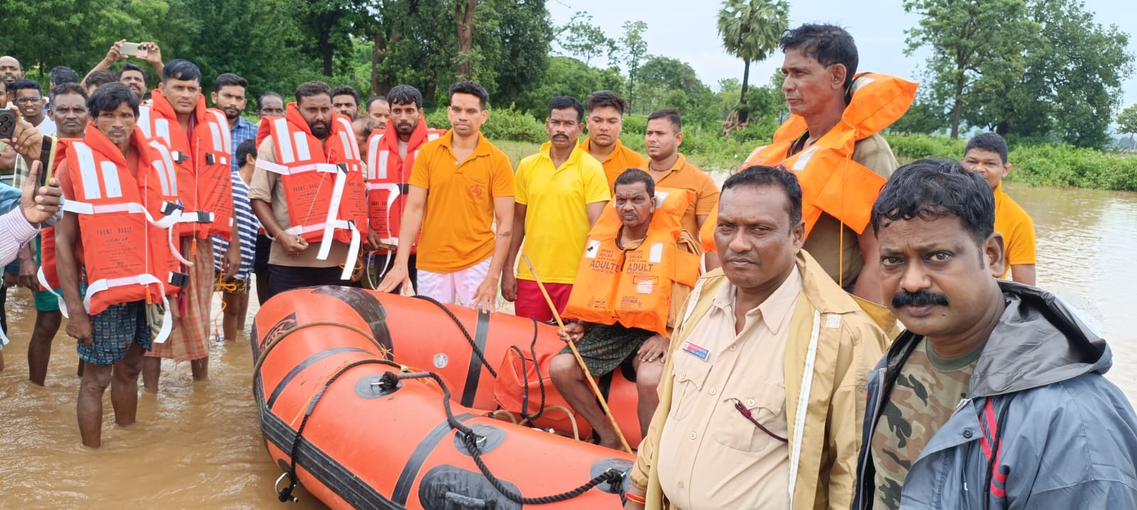 ବନ୍ୟା ଘେରରୁ ଛ ଜଣ ଚାଷୀଙ୍କୁ ଉଦ୍ଧାର କଲା ଅଗ୍ନିଶମ ବିଭାଗ