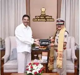 ରାଜ୍ୟପାଳଙ୍କୁ ଭେଟିଲେ ଅସ୍ଥାୟୀ ଡିଜିପି ବିନୟତୋଷ ମିଶ୍ର