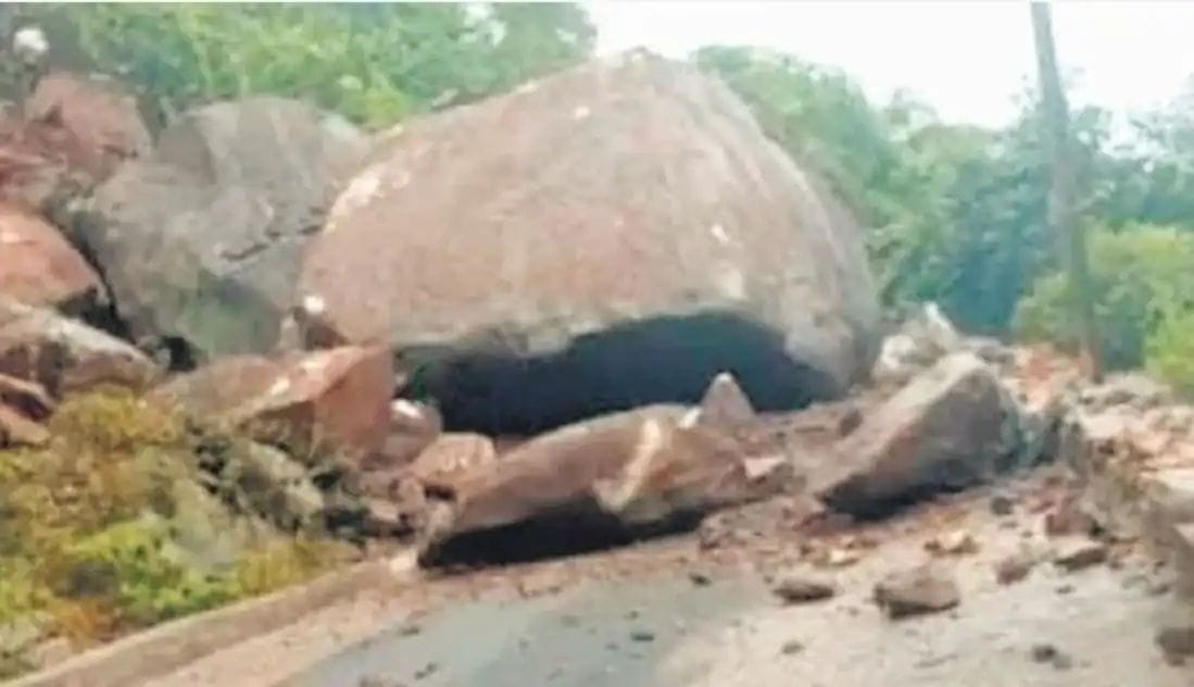 ଲଗାଣ ବର୍ଷାରେ ପାହାଡ଼ରୁ ଧସିଲା ପଥର, ରାସ୍ତା ଅବରୋଧ, ୬ ଗାଁର ଯାତାୟାତ ପ୍ରଭାବିତ