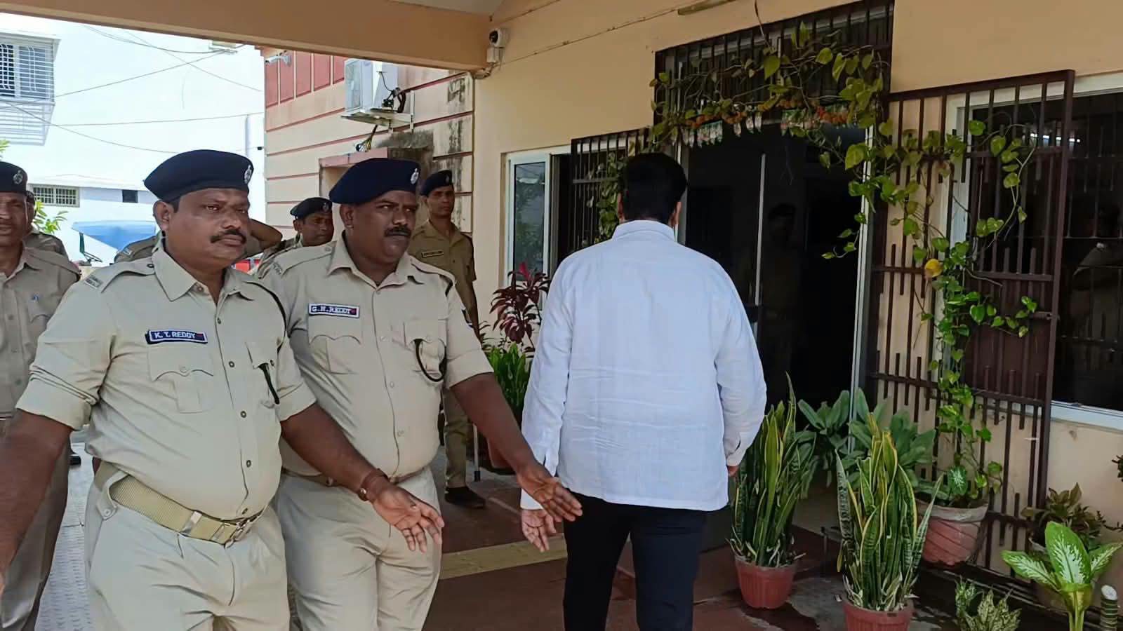 ସାକ୍ଷୀଙ୍କୁ ଧମକ ଅଭିଯୋଗ, ଥାନାରେ ହାଜର ହେଲେ ପୂର୍ବତନ ବିଧାୟକ ବିକ୍ରମ ପଣ୍ଡା