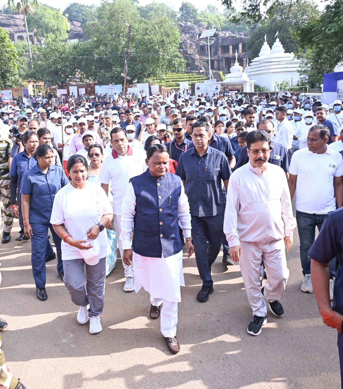 ‘ଏକ ଦିନ୍, ଏକ ଘଣ୍ଟା, ଏକ ସାଥ୍’ ସ୍ୱଚ୍ଛତା ଅଭିଯାନ ରେ ଯୋଗ ଦେଲେ ମୁଖ୍ୟମନ୍ତ୍ରୀ