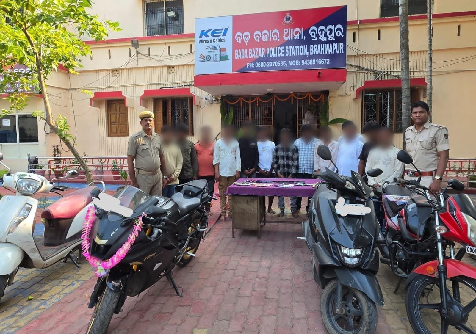 ବ୍ରହ୍ମପୁରରେ ଜୁଆ ଆଡ୍ଡା ଉପରେ ପୋଲିସର ଚଢ଼ାଉ, ୧୫ ଅଟକ୫୦ ହଜାର ୭୨୦ ଟଙ୍କା ନଗଦ ସହ ୯ଟି ମୋବାଇଲ୍, ୪ଟି ବାଇକ୍ ଜବତ