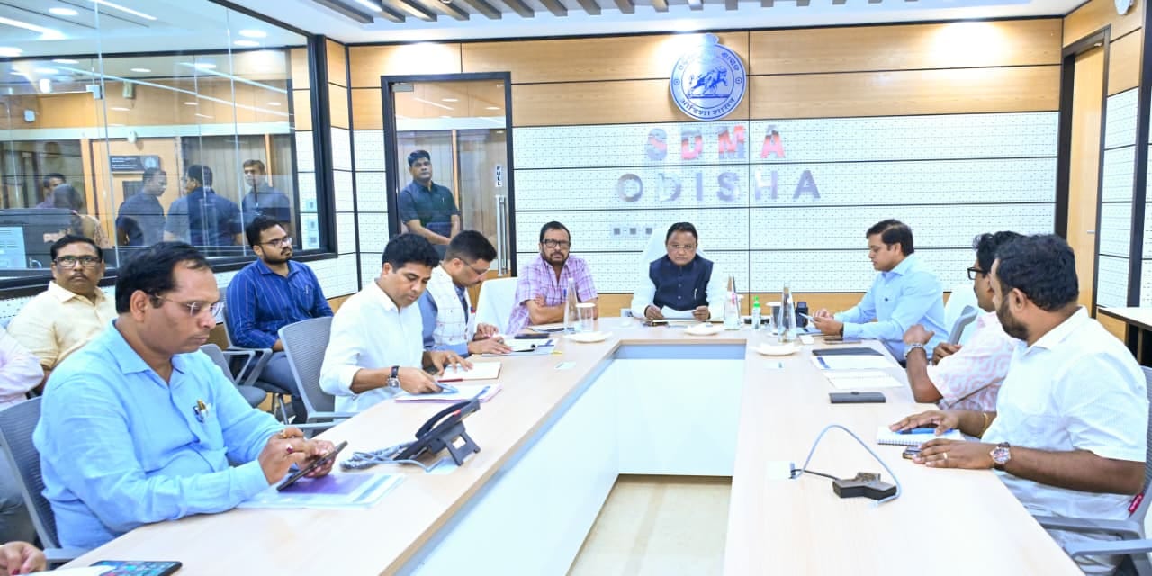 ସ୍ୱତନ୍ତ୍ର ରିଲିଫ୍‌ କମିଶନରଙ୍କ କଣ୍ଟ୍ରୋଲ ରୁମ୍‌ରେ ବାତ୍ୟା‘ଅର୍ଣ୍ଣବ’ର ସ୍ଥିତି ଓ ପରିଚାଳନା ସମୀକ୍ଷା କଲେ ମୁଖ୍ୟମନ୍ତ୍ରୀ