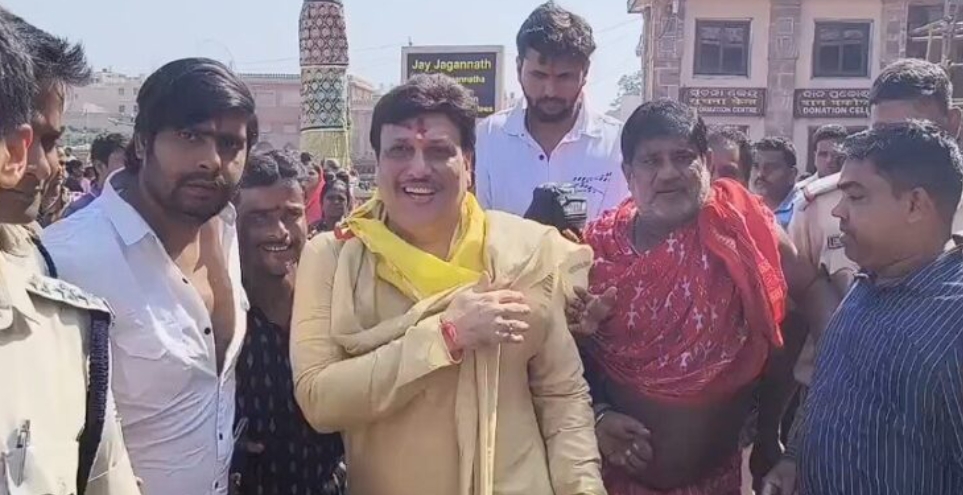 ପୁରୀ ରେ ଚତୁର୍ଦ୍ଧାମୂର୍ତ୍ତିଙ୍କ ଦୁର୍ଲଭ ସୁନାବେଶ ଦର୍ଶନ କଲେ ଅଭିନେତା ଗୋବିନ୍ଦା।